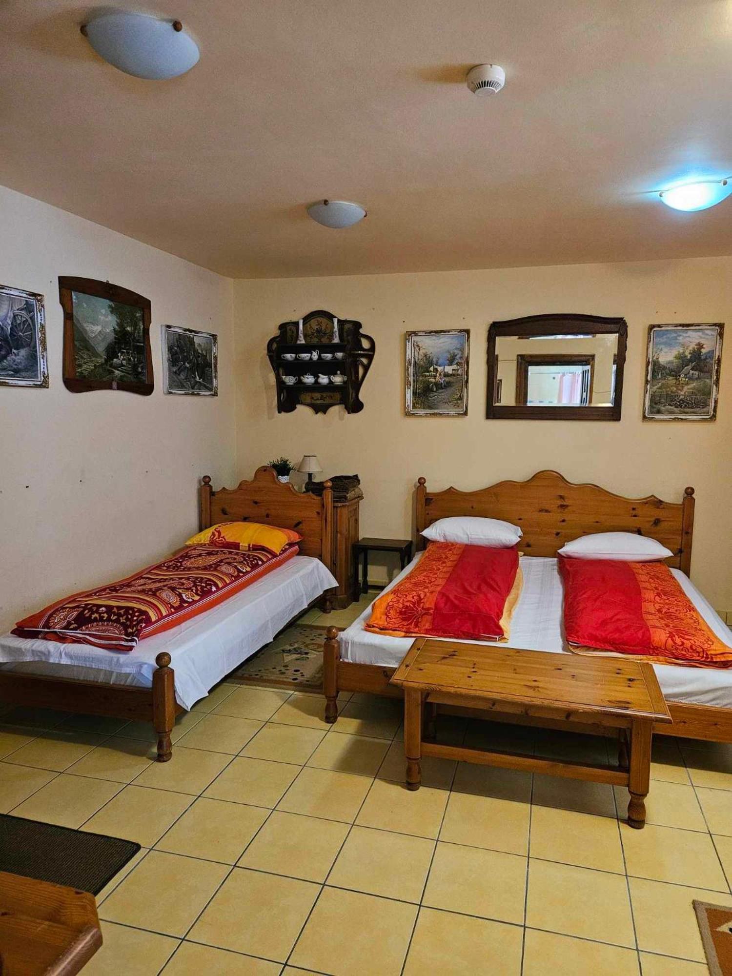 Panzio Anett Bed & Breakfast Pietroasa  Екстериор снимка