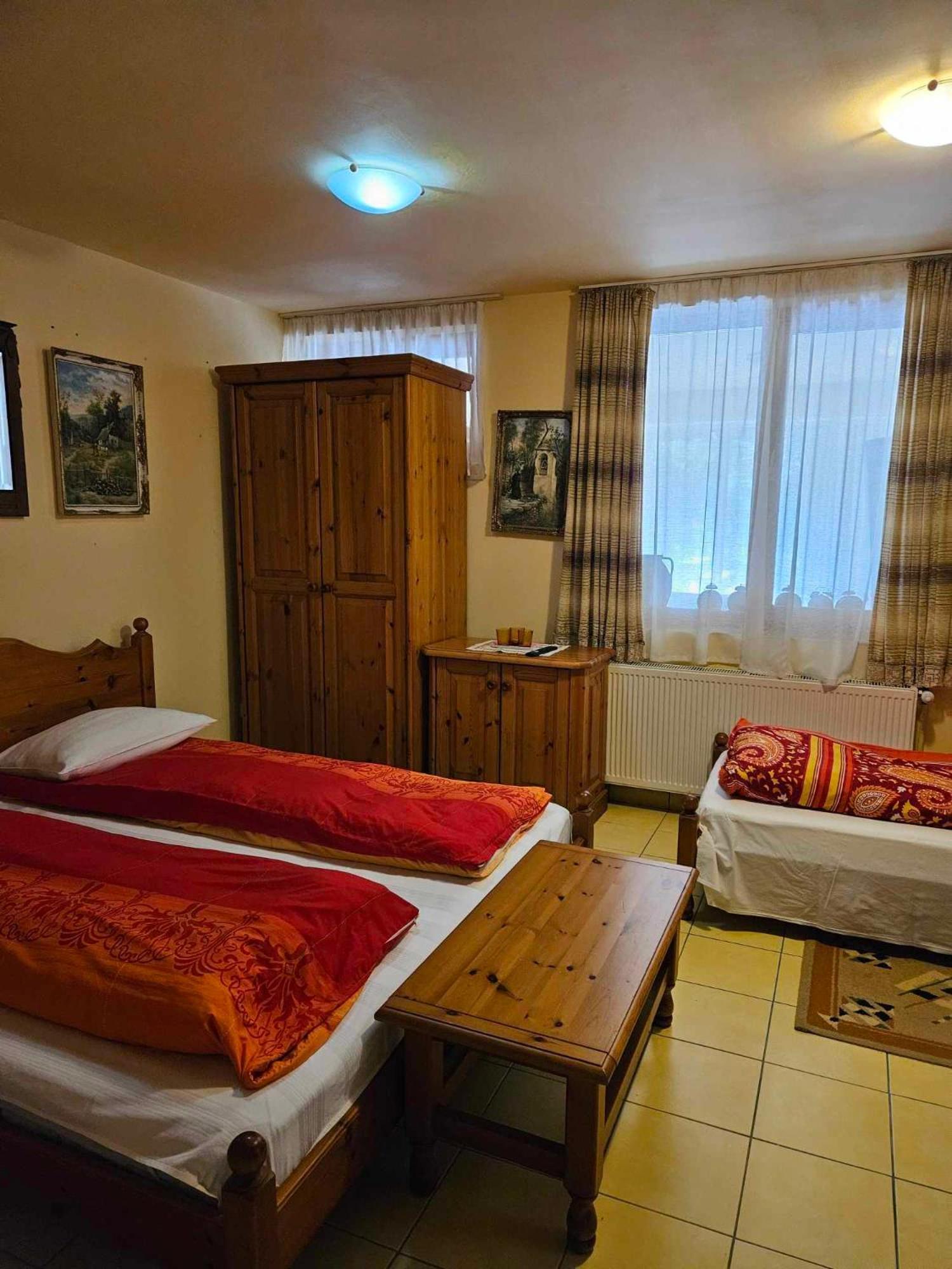 Panzio Anett Bed & Breakfast Pietroasa  Екстериор снимка